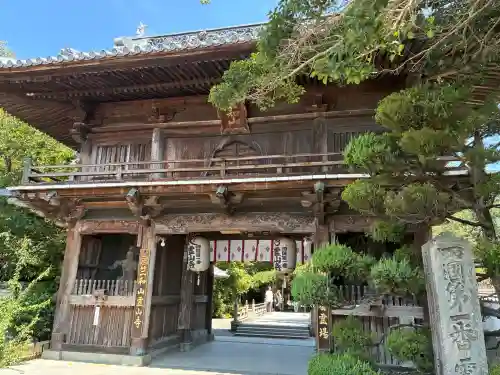 霊山寺の{uncategorized: "未分類", other: "その他", undefined: "問題あり", building: "その他建物", grave: "お墓", sacred_gate: "鳥居", guardian: "狛犬", statue: "像", buddha: "仏像", history: "歴史", nature: "自然", garden: "庭園", animal: "動物", pagoda: "塔", temizu: "手水舎", mountain_gate: "山門・神門", sanctuary: "本殿・本堂", subordinate: "末社・摂社", art: "芸術", scenery: "景色", jizo: "地蔵", ema: "絵馬", goshuin: "御朱印", omikuji: "おみくじ", items: "授与品その他", amulet: "お守り", goshuincho: "御朱印帳", eats: "食事", festival: "お祭り", votive_dance: "神楽", shichigosan: "七五三参", wedding: "結婚式", experience: "体験その他", initially: "初詣", around: "周辺", anti_infection: "感染症対策"}