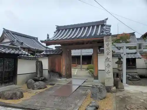 観音寺の山門