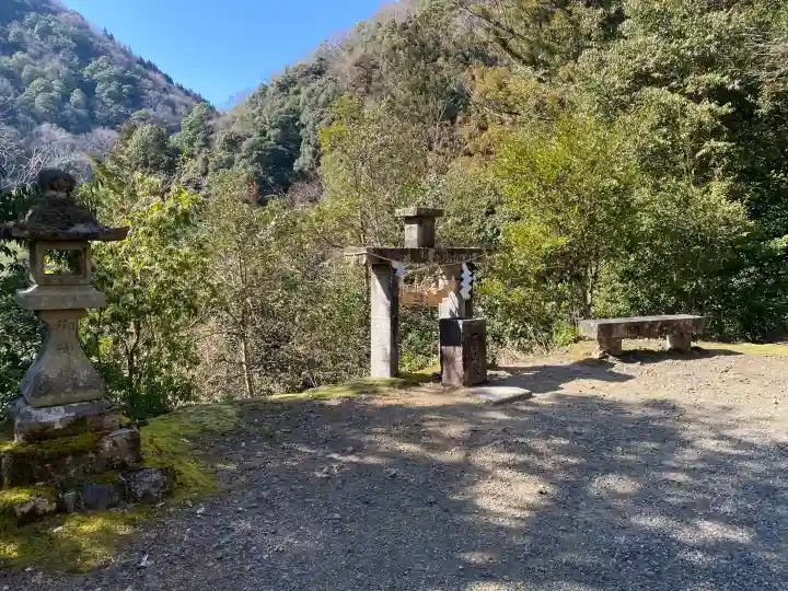 日室ヶ岳遥拝所の{uncategorized: "未分類", other: "その他", undefined: "問題あり", building: "その他建物", grave: "お墓", sacred_gate: "鳥居", guardian: "狛犬", statue: "像", buddha: "仏像", history: "歴史", nature: "自然", garden: "庭園", animal: "動物", pagoda: "塔", temizu: "手水舎", mountain_gate: "山門・神門", sanctuary: "本殿・本堂", subordinate: "末社・摂社", art: "芸術", scenery: "景色", jizo: "地蔵", ema: "絵馬", goshuin: "御朱印", omikuji: "おみくじ", items: "授与品その他", amulet: "お守り", goshuincho: "御朱印帳", eats: "食事", festival: "お祭り", votive_dance: "神楽", shichigosan: "七五三参", wedding: "結婚式", experience: "体験その他", initially: "初詣", around: "周辺", anti_infection: "感染症対策"}