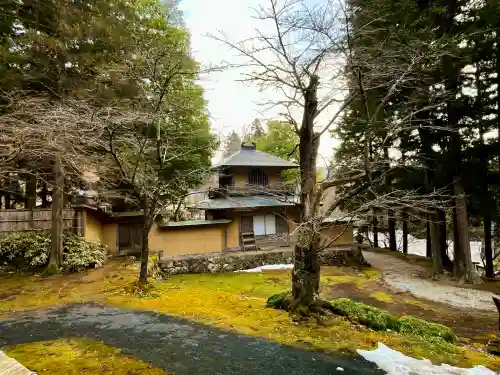 黒石寺の{uncategorized: "未分類", other: "その他", undefined: "問題あり", building: "その他建物", grave: "お墓", sacred_gate: "鳥居", guardian: "狛犬", statue: "像", buddha: "仏像", history: "歴史", nature: "自然", garden: "庭園", animal: "動物", pagoda: "塔", temizu: "手水舎", mountain_gate: "山門・神門", sanctuary: "本殿・本堂", subordinate: "末社・摂社", art: "芸術", scenery: "景色", jizo: "地蔵", ema: "絵馬", goshuin: "御朱印", omikuji: "おみくじ", items: "授与品その他", amulet: "お守り", goshuincho: "御朱印帳", eats: "食事", festival: "お祭り", votive_dance: "神楽", shichigosan: "七五三参", wedding: "結婚式", experience: "体験その他", initially: "初詣", around: "周辺", anti_infection: "感染症対策"}