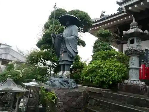 井戸寺の像