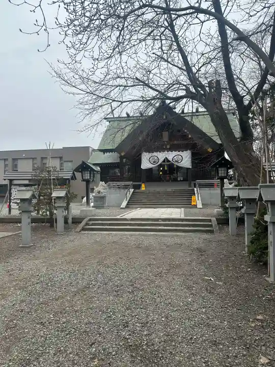 信濃神社の{uncategorized: "未分類", other: "その他", undefined: "問題あり", building: "その他建物", grave: "お墓", sacred_gate: "鳥居", guardian: "狛犬", statue: "像", buddha: "仏像", history: "歴史", nature: "自然", garden: "庭園", animal: "動物", pagoda: "塔", temizu: "手水舎", mountain_gate: "山門・神門", sanctuary: "本殿・本堂", subordinate: "末社・摂社", art: "芸術", scenery: "景色", jizo: "地蔵", ema: "絵馬", goshuin: "御朱印", omikuji: "おみくじ", items: "授与品その他", amulet: "お守り", goshuincho: "御朱印帳", eats: "食事", festival: "お祭り", votive_dance: "神楽", shichigosan: "七五三参", wedding: "結婚式", experience: "体験その他", initially: "初詣", around: "周辺", anti_infection: "感染症対策"}