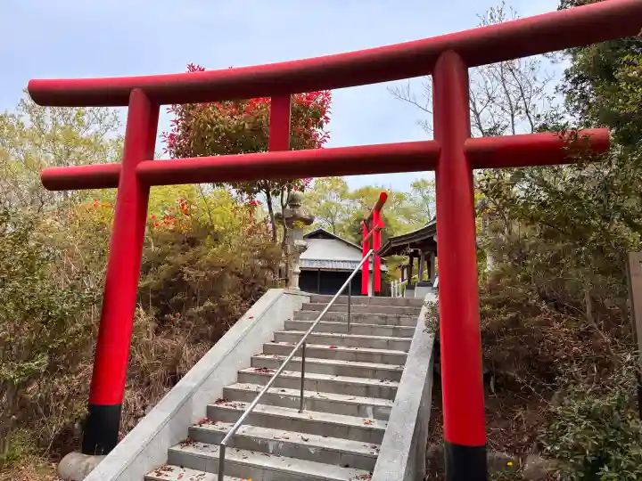 丸山稲荷神社本社の{uncategorized: "未分類", other: "その他", undefined: "問題あり", building: "その他建物", grave: "お墓", sacred_gate: "鳥居", guardian: "狛犬", statue: "像", buddha: "仏像", history: "歴史", nature: "自然", garden: "庭園", animal: "動物", pagoda: "塔", temizu: "手水舎", mountain_gate: "山門・神門", sanctuary: "本殿・本堂", subordinate: "末社・摂社", art: "芸術", scenery: "景色", jizo: "地蔵", ema: "絵馬", goshuin: "御朱印", omikuji: "おみくじ", items: "授与品その他", amulet: "お守り", goshuincho: "御朱印帳", eats: "食事", festival: "お祭り", votive_dance: "神楽", shichigosan: "七五三参", wedding: "結婚式", experience: "体験その他", initially: "初詣", around: "周辺", anti_infection: "感染症対策"}