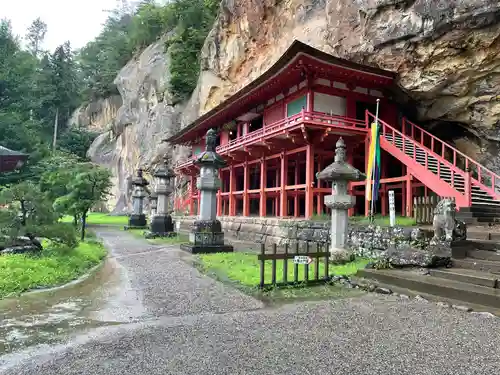 達谷西光寺の本殿