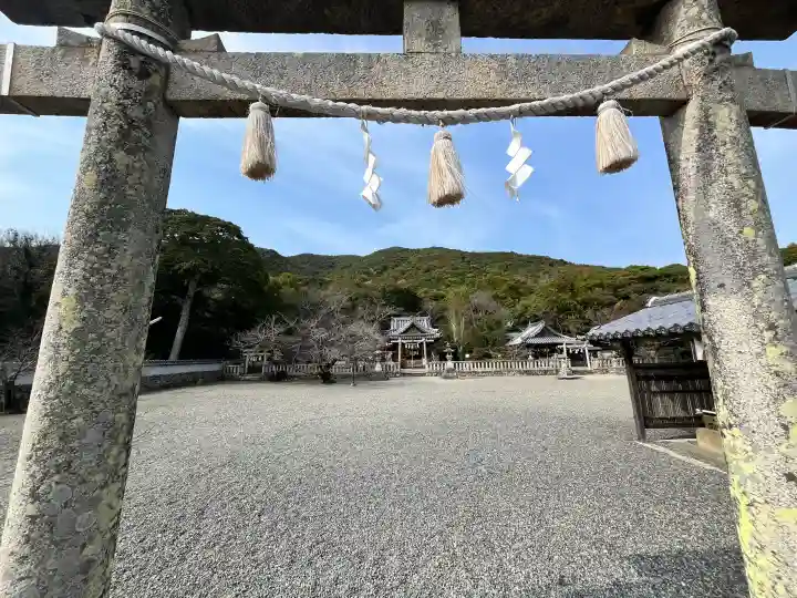 御崎神社の{uncategorized: "未分類", other: "その他", undefined: "問題あり", building: "その他建物", grave: "お墓", sacred_gate: "鳥居", guardian: "狛犬", statue: "像", buddha: "仏像", history: "歴史", nature: "自然", garden: "庭園", animal: "動物", pagoda: "塔", temizu: "手水舎", mountain_gate: "山門・神門", sanctuary: "本殿・本堂", subordinate: "末社・摂社", art: "芸術", scenery: "景色", jizo: "地蔵", ema: "絵馬", goshuin: "御朱印", omikuji: "おみくじ", items: "授与品その他", amulet: "お守り", goshuincho: "御朱印帳", eats: "食事", festival: "お祭り", votive_dance: "神楽", shichigosan: "七五三参", wedding: "結婚式", experience: "体験その他", initially: "初詣", around: "周辺", anti_infection: "感染症対策"}
