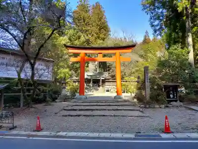 丹生川上神社（下社）の{uncategorized: "未分類", other: "その他", undefined: "問題あり", building: "その他建物", grave: "お墓", sacred_gate: "鳥居", guardian: "狛犬", statue: "像", buddha: "仏像", history: "歴史", nature: "自然", garden: "庭園", animal: "動物", pagoda: "塔", temizu: "手水舎", mountain_gate: "山門・神門", sanctuary: "本殿・本堂", subordinate: "末社・摂社", art: "芸術", scenery: "景色", jizo: "地蔵", ema: "絵馬", goshuin: "御朱印", omikuji: "おみくじ", items: "授与品その他", amulet: "お守り", goshuincho: "御朱印帳", eats: "食事", festival: "お祭り", votive_dance: "神楽", shichigosan: "七五三参", wedding: "結婚式", experience: "体験その他", initially: "初詣", around: "周辺", anti_infection: "感染症対策"}