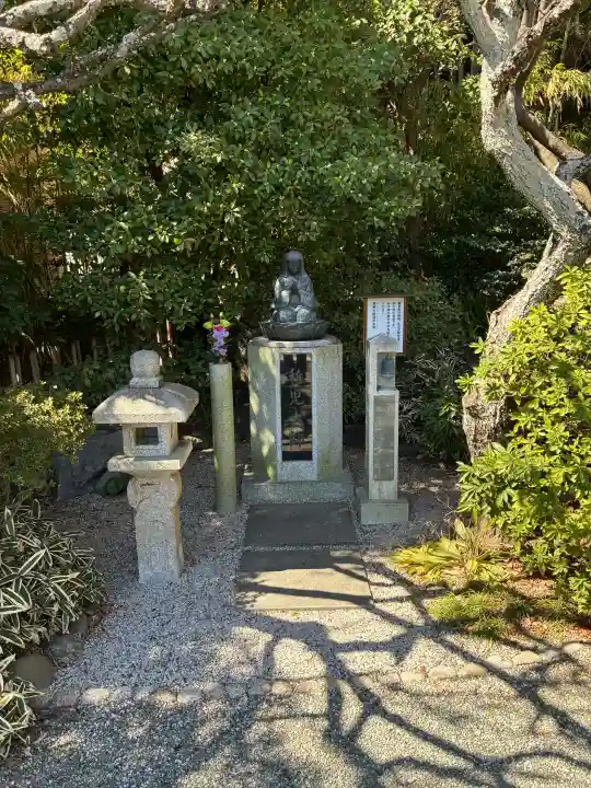持明院の{uncategorized: "未分類", other: "その他", undefined: "問題あり", building: "その他建物", grave: "お墓", sacred_gate: "鳥居", guardian: "狛犬", statue: "像", buddha: "仏像", history: "歴史", nature: "自然", garden: "庭園", animal: "動物", pagoda: "塔", temizu: "手水舎", mountain_gate: "山門・神門", sanctuary: "本殿・本堂", subordinate: "末社・摂社", art: "芸術", scenery: "景色", jizo: "地蔵", ema: "絵馬", goshuin: "御朱印", omikuji: "おみくじ", items: "授与品その他", amulet: "お守り", goshuincho: "御朱印帳", eats: "食事", festival: "お祭り", votive_dance: "神楽", shichigosan: "七五三参", wedding: "結婚式", experience: "体験その他", initially: "初詣", around: "周辺", anti_infection: "感染症対策"}