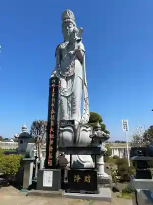 前橋厄除大師 蓮花院の{uncategorized: "未分類", other: "その他", undefined: "問題あり", building: "その他建物", grave: "お墓", sacred_gate: "鳥居", guardian: "狛犬", statue: "像", buddha: "仏像", history: "歴史", nature: "自然", garden: "庭園", animal: "動物", pagoda: "塔", temizu: "手水舎", mountain_gate: "山門・神門", sanctuary: "本殿・本堂", subordinate: "末社・摂社", art: "芸術", scenery: "景色", jizo: "地蔵", ema: "絵馬", goshuin: "御朱印", omikuji: "おみくじ", items: "授与品その他", amulet: "お守り", goshuincho: "御朱印帳", eats: "食事", festival: "お祭り", votive_dance: "神楽", shichigosan: "七五三参", wedding: "結婚式", experience: "体験その他", initially: "初詣", around: "周辺", anti_infection: "感染症対策"}