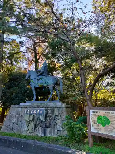 高山神社の像