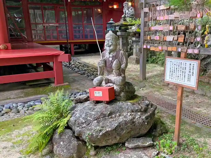 日光二荒山神社中宮祠の像
