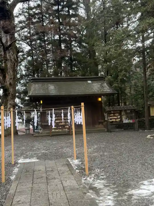 諏訪大社下社春宮の{uncategorized: "未分類", other: "その他", undefined: "問題あり", building: "その他建物", grave: "お墓", sacred_gate: "鳥居", guardian: "狛犬", statue: "像", buddha: "仏像", history: "歴史", nature: "自然", garden: "庭園", animal: "動物", pagoda: "塔", temizu: "手水舎", mountain_gate: "山門・神門", sanctuary: "本殿・本堂", subordinate: "末社・摂社", art: "芸術", scenery: "景色", jizo: "地蔵", ema: "絵馬", goshuin: "御朱印", omikuji: "おみくじ", items: "授与品その他", amulet: "お守り", goshuincho: "御朱印帳", eats: "食事", festival: "お祭り", votive_dance: "神楽", shichigosan: "七五三参", wedding: "結婚式", experience: "体験その他", initially: "初詣", around: "周辺", anti_infection: "感染症対策"}