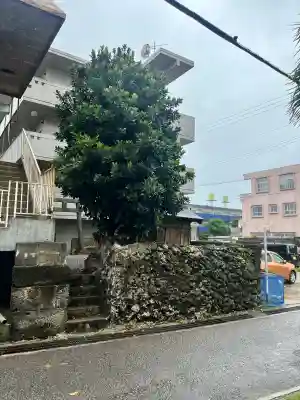 ビッチンヤマ御嶽の{uncategorized: "未分類", other: "その他", undefined: "問題あり", building: "その他建物", grave: "お墓", sacred_gate: "鳥居", guardian: "狛犬", statue: "像", buddha: "仏像", history: "歴史", nature: "自然", garden: "庭園", animal: "動物", pagoda: "塔", temizu: "手水舎", mountain_gate: "山門・神門", sanctuary: "本殿・本堂", subordinate: "末社・摂社", art: "芸術", scenery: "景色", jizo: "地蔵", ema: "絵馬", goshuin: "御朱印", omikuji: "おみくじ", items: "授与品その他", amulet: "お守り", goshuincho: "御朱印帳", eats: "食事", festival: "お祭り", votive_dance: "神楽", shichigosan: "七五三参", wedding: "結婚式", experience: "体験その他", initially: "初詣", around: "周辺", anti_infection: "感染症対策"}