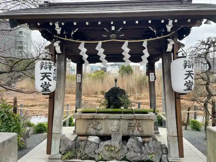 寛永寺不忍池弁天堂の{uncategorized: "未分類", other: "その他", undefined: "問題あり", building: "その他建物", grave: "お墓", sacred_gate: "鳥居", guardian: "狛犬", statue: "像", buddha: "仏像", history: "歴史", nature: "自然", garden: "庭園", animal: "動物", pagoda: "塔", temizu: "手水舎", mountain_gate: "山門・神門", sanctuary: "本殿・本堂", subordinate: "末社・摂社", art: "芸術", scenery: "景色", jizo: "地蔵", ema: "絵馬", goshuin: "御朱印", omikuji: "おみくじ", items: "授与品その他", amulet: "お守り", goshuincho: "御朱印帳", eats: "食事", festival: "お祭り", votive_dance: "神楽", shichigosan: "七五三参", wedding: "結婚式", experience: "体験その他", initially: "初詣", around: "周辺", anti_infection: "感染症対策"}