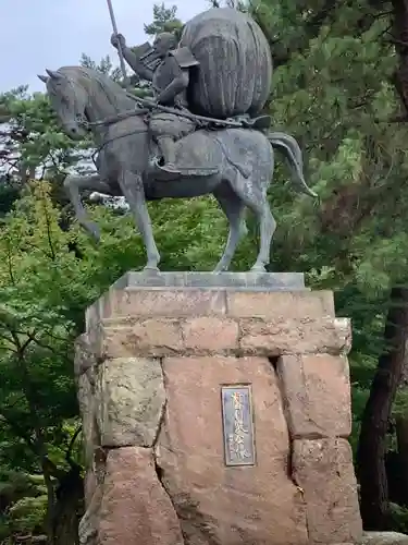 尾山神社の像