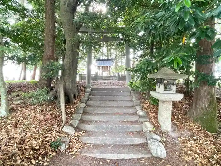 八柱神社 (上村)の{uncategorized: "未分類", other: "その他", undefined: "問題あり", building: "その他建物", grave: "お墓", sacred_gate: "鳥居", guardian: "狛犬", statue: "像", buddha: "仏像", history: "歴史", nature: "自然", garden: "庭園", animal: "動物", pagoda: "塔", temizu: "手水舎", mountain_gate: "山門・神門", sanctuary: "本殿・本堂", subordinate: "末社・摂社", art: "芸術", scenery: "景色", jizo: "地蔵", ema: "絵馬", goshuin: "御朱印", omikuji: "おみくじ", items: "授与品その他", amulet: "お守り", goshuincho: "御朱印帳", eats: "食事", festival: "お祭り", votive_dance: "神楽", shichigosan: "七五三参", wedding: "結婚式", experience: "体験その他", initially: "初詣", around: "周辺", anti_infection: "感染症対策"}