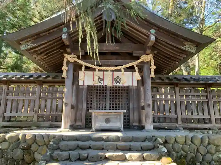 諏訪大社上社前宮の本殿・本堂