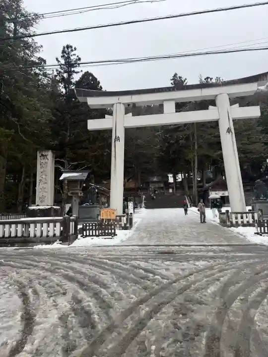 諏訪大社の{uncategorized: "未分類", other: "その他", undefined: "問題あり", building: "その他建物", grave: "お墓", sacred_gate: "鳥居", guardian: "狛犬", statue: "像", buddha: "仏像", history: "歴史", nature: "自然", garden: "庭園", animal: "動物", pagoda: "塔", temizu: "手水舎", mountain_gate: "山門・神門", sanctuary: "本殿・本堂", subordinate: "末社・摂社", art: "芸術", scenery: "景色", jizo: "地蔵", ema: "絵馬", goshuin: "御朱印", omikuji: "おみくじ", items: "授与品その他", amulet: "お守り", goshuincho: "御朱印帳", eats: "食事", festival: "お祭り", votive_dance: "神楽", shichigosan: "七五三参", wedding: "結婚式", experience: "体験その他", initially: "初詣", around: "周辺", anti_infection: "感染症対策"}