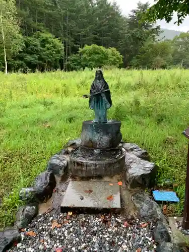 山の神の像