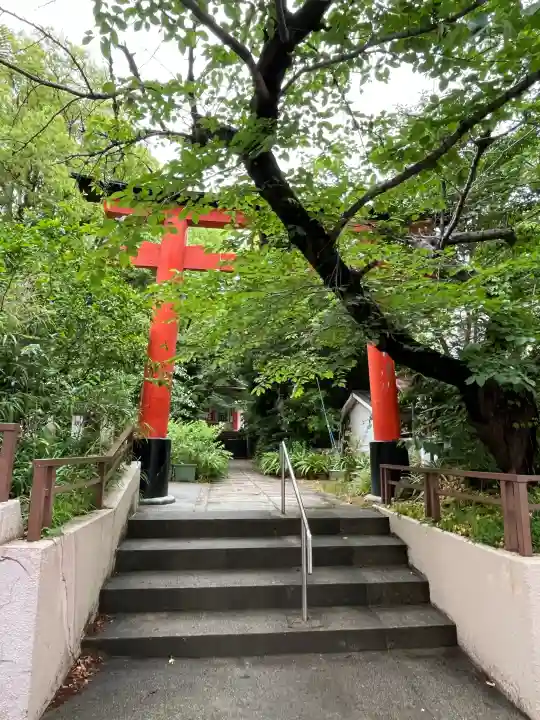 産湯稲荷神社の{uncategorized: "未分類", other: "その他", undefined: "問題あり", building: "その他建物", grave: "お墓", sacred_gate: "鳥居", guardian: "狛犬", statue: "像", buddha: "仏像", history: "歴史", nature: "自然", garden: "庭園", animal: "動物", pagoda: "塔", temizu: "手水舎", mountain_gate: "山門・神門", sanctuary: "本殿・本堂", subordinate: "末社・摂社", art: "芸術", scenery: "景色", jizo: "地蔵", ema: "絵馬", goshuin: "御朱印", omikuji: "おみくじ", items: "授与品その他", amulet: "お守り", goshuincho: "御朱印帳", eats: "食事", festival: "お祭り", votive_dance: "神楽", shichigosan: "七五三参", wedding: "結婚式", experience: "体験その他", initially: "初詣", around: "周辺", anti_infection: "感染症対策"}