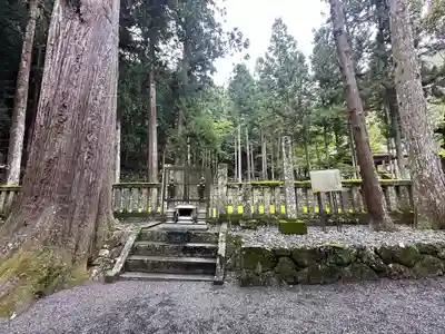 久遠寺御廟所(山梨県)