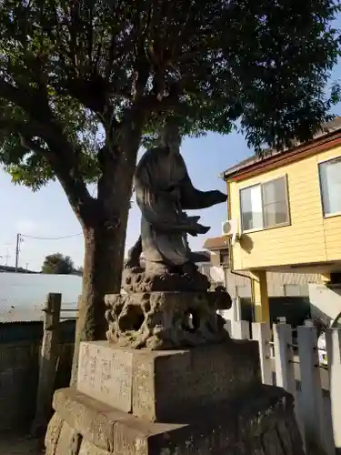 須賀神社の像