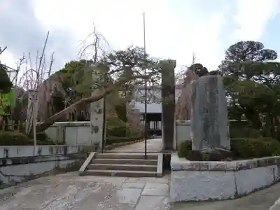 西岸院唯信寺の山門・神門