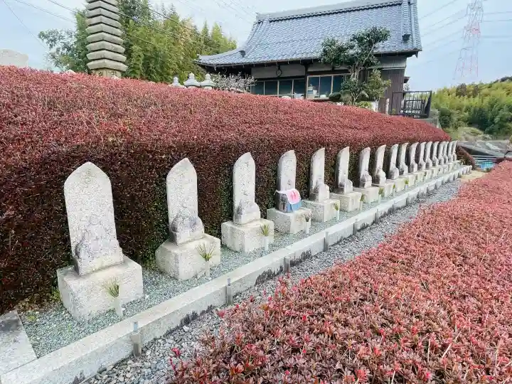 大師寺の{uncategorized: "未分類", other: "その他", undefined: "問題あり", building: "その他建物", grave: "お墓", sacred_gate: "鳥居", guardian: "狛犬", statue: "像", buddha: "仏像", history: "歴史", nature: "自然", garden: "庭園", animal: "動物", pagoda: "塔", temizu: "手水舎", mountain_gate: "山門・神門", sanctuary: "本殿・本堂", subordinate: "末社・摂社", art: "芸術", scenery: "景色", jizo: "地蔵", ema: "絵馬", goshuin: "御朱印", omikuji: "おみくじ", items: "授与品その他", amulet: "お守り", goshuincho: "御朱印帳", eats: "食事", festival: "お祭り", votive_dance: "神楽", shichigosan: "七五三参", wedding: "結婚式", experience: "体験その他", initially: "初詣", around: "周辺", anti_infection: "感染症対策"}