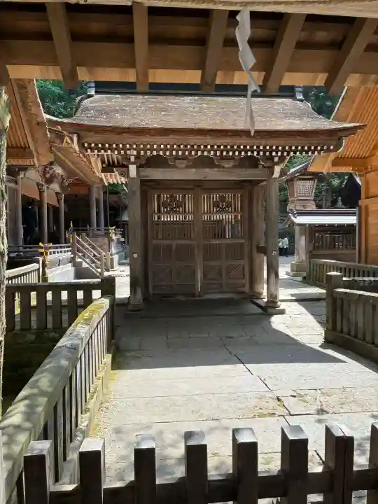 諏訪大社の{uncategorized: "未分類", other: "その他", undefined: "問題あり", building: "その他建物", grave: "お墓", sacred_gate: "鳥居", guardian: "狛犬", statue: "像", buddha: "仏像", history: "歴史", nature: "自然", garden: "庭園", animal: "動物", pagoda: "塔", temizu: "手水舎", mountain_gate: "山門・神門", sanctuary: "本殿・本堂", subordinate: "末社・摂社", art: "芸術", scenery: "景色", jizo: "地蔵", ema: "絵馬", goshuin: "御朱印", omikuji: "おみくじ", items: "授与品その他", amulet: "お守り", goshuincho: "御朱印帳", eats: "食事", festival: "お祭り", votive_dance: "神楽", shichigosan: "七五三参", wedding: "結婚式", experience: "体験その他", initially: "初詣", around: "周辺", anti_infection: "感染症対策"}