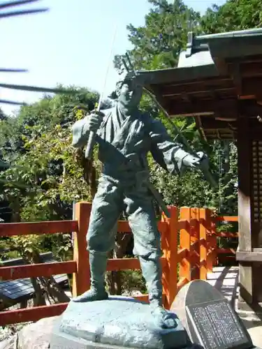 八大神社の像