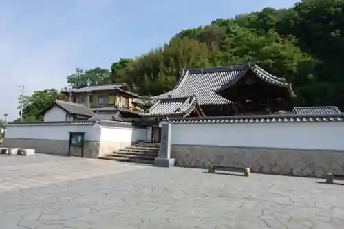 西光寺の山門