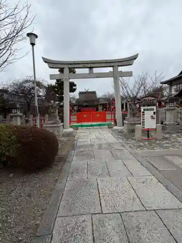 車折神社の{uncategorized: "未分類", other: "その他", undefined: "問題あり", building: "その他建物", grave: "お墓", sacred_gate: "鳥居", guardian: "狛犬", statue: "像", buddha: "仏像", history: "歴史", nature: "自然", garden: "庭園", animal: "動物", pagoda: "塔", temizu: "手水舎", mountain_gate: "山門・神門", sanctuary: "本殿・本堂", subordinate: "末社・摂社", art: "芸術", scenery: "景色", jizo: "地蔵", ema: "絵馬", goshuin: "御朱印", omikuji: "おみくじ", items: "授与品その他", amulet: "お守り", goshuincho: "御朱印帳", eats: "食事", festival: "お祭り", votive_dance: "神楽", shichigosan: "七五三参", wedding: "結婚式", experience: "体験その他", initially: "初詣", around: "周辺", anti_infection: "感染症対策"}