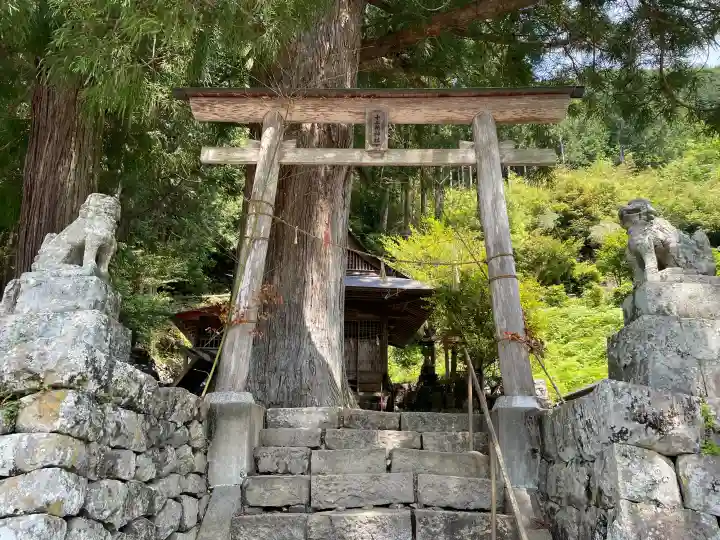 十二所神社の{uncategorized: "未分類", other: "その他", undefined: "問題あり", building: "その他建物", grave: "お墓", sacred_gate: "鳥居", guardian: "狛犬", statue: "像", buddha: "仏像", history: "歴史", nature: "自然", garden: "庭園", animal: "動物", pagoda: "塔", temizu: "手水舎", mountain_gate: "山門・神門", sanctuary: "本殿・本堂", subordinate: "末社・摂社", art: "芸術", scenery: "景色", jizo: "地蔵", ema: "絵馬", goshuin: "御朱印", omikuji: "おみくじ", items: "授与品その他", amulet: "お守り", goshuincho: "御朱印帳", eats: "食事", festival: "お祭り", votive_dance: "神楽", shichigosan: "七五三参", wedding: "結婚式", experience: "体験その他", initially: "初詣", around: "周辺", anti_infection: "感染症対策"}