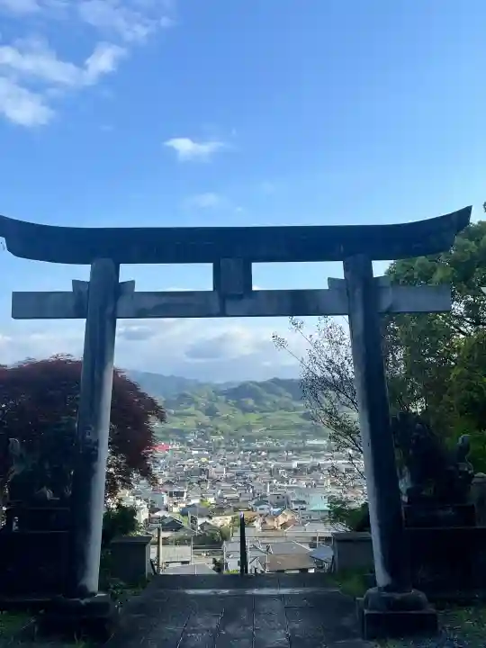 高野口八幡神社の{uncategorized: "未分類", other: "その他", undefined: "問題あり", building: "その他建物", grave: "お墓", sacred_gate: "鳥居", guardian: "狛犬", statue: "像", buddha: "仏像", history: "歴史", nature: "自然", garden: "庭園", animal: "動物", pagoda: "塔", temizu: "手水舎", mountain_gate: "山門・神門", sanctuary: "本殿・本堂", subordinate: "末社・摂社", art: "芸術", scenery: "景色", jizo: "地蔵", ema: "絵馬", goshuin: "御朱印", omikuji: "おみくじ", items: "授与品その他", amulet: "お守り", goshuincho: "御朱印帳", eats: "食事", festival: "お祭り", votive_dance: "神楽", shichigosan: "七五三参", wedding: "結婚式", experience: "体験その他", initially: "初詣", around: "周辺", anti_infection: "感染症対策"}