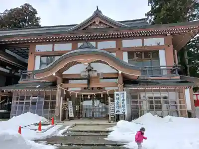 出羽神社(出羽三山神社)~三神合祭殿~の{uncategorized: "未分類", other: "その他", undefined: "問題あり", building: "その他建物", grave: "お墓", sacred_gate: "鳥居", guardian: "狛犬", statue: "像", buddha: "仏像", history: "歴史", nature: "自然", garden: "庭園", animal: "動物", pagoda: "塔", temizu: "手水舎", mountain_gate: "山門・神門", sanctuary: "本殿・本堂", subordinate: "末社・摂社", art: "芸術", scenery: "景色", jizo: "地蔵", ema: "絵馬", goshuin: "御朱印", omikuji: "おみくじ", items: "授与品その他", amulet: "お守り", goshuincho: "御朱印帳", eats: "食事", festival: "お祭り", votive_dance: "神楽", shichigosan: "七五三参", wedding: "結婚式", experience: "体験その他", initially: "初詣", around: "周辺", anti_infection: "感染症対策"}