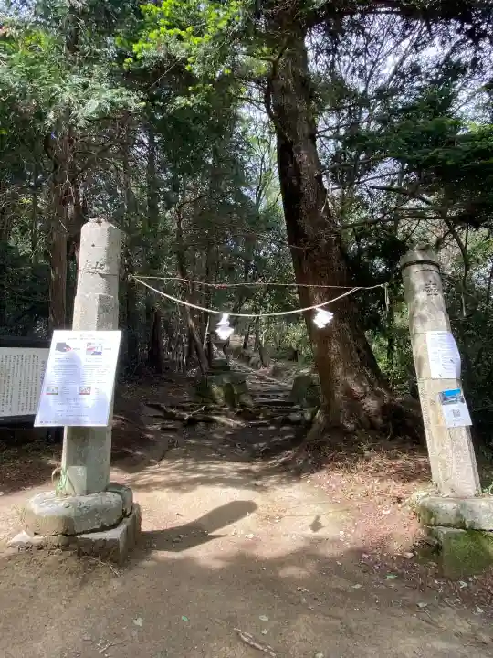 龍之口八幡宮の{uncategorized: "未分類", other: "その他", undefined: "問題あり", building: "その他建物", grave: "お墓", sacred_gate: "鳥居", guardian: "狛犬", statue: "像", buddha: "仏像", history: "歴史", nature: "自然", garden: "庭園", animal: "動物", pagoda: "塔", temizu: "手水舎", mountain_gate: "山門・神門", sanctuary: "本殿・本堂", subordinate: "末社・摂社", art: "芸術", scenery: "景色", jizo: "地蔵", ema: "絵馬", goshuin: "御朱印", omikuji: "おみくじ", items: "授与品その他", amulet: "お守り", goshuincho: "御朱印帳", eats: "食事", festival: "お祭り", votive_dance: "神楽", shichigosan: "七五三参", wedding: "結婚式", experience: "体験その他", initially: "初詣", around: "周辺", anti_infection: "感染症対策"}