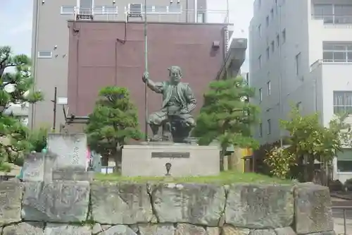 柴田神社の像