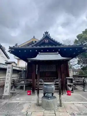 東寺(教王護国寺)の{uncategorized: "未分類", other: "その他", undefined: "問題あり", building: "その他建物", grave: "お墓", sacred_gate: "鳥居", guardian: "狛犬", statue: "像", buddha: "仏像", history: "歴史", nature: "自然", garden: "庭園", animal: "動物", pagoda: "塔", temizu: "手水舎", mountain_gate: "山門・神門", sanctuary: "本殿・本堂", subordinate: "末社・摂社", art: "芸術", scenery: "景色", jizo: "地蔵", ema: "絵馬", goshuin: "御朱印", omikuji: "おみくじ", items: "授与品その他", amulet: "お守り", goshuincho: "御朱印帳", eats: "食事", festival: "お祭り", votive_dance: "神楽", shichigosan: "七五三参", wedding: "結婚式", experience: "体験その他", initially: "初詣", around: "周辺", anti_infection: "感染症対策"}