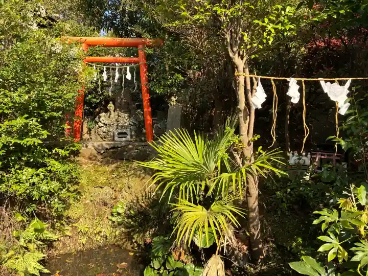横浜御嶽神社の{uncategorized: "未分類", other: "その他", undefined: "問題あり", building: "その他建物", grave: "お墓", sacred_gate: "鳥居", guardian: "狛犬", statue: "像", buddha: "仏像", history: "歴史", nature: "自然", garden: "庭園", animal: "動物", pagoda: "塔", temizu: "手水舎", mountain_gate: "山門・神門", sanctuary: "本殿・本堂", subordinate: "末社・摂社", art: "芸術", scenery: "景色", jizo: "地蔵", ema: "絵馬", goshuin: "御朱印", omikuji: "おみくじ", items: "授与品その他", amulet: "お守り", goshuincho: "御朱印帳", eats: "食事", festival: "お祭り", votive_dance: "神楽", shichigosan: "七五三参", wedding: "結婚式", experience: "体験その他", initially: "初詣", around: "周辺", anti_infection: "感染症対策"}