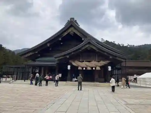 出雲大社の{uncategorized: "未分類", other: "その他", undefined: "問題あり", building: "その他建物", grave: "お墓", sacred_gate: "鳥居", guardian: "狛犬", statue: "像", buddha: "仏像", history: "歴史", nature: "自然", garden: "庭園", animal: "動物", pagoda: "塔", temizu: "手水舎", mountain_gate: "山門・神門", sanctuary: "本殿・本堂", subordinate: "末社・摂社", art: "芸術", scenery: "景色", jizo: "地蔵", ema: "絵馬", goshuin: "御朱印", omikuji: "おみくじ", items: "授与品その他", amulet: "お守り", goshuincho: "御朱印帳", eats: "食事", festival: "お祭り", votive_dance: "神楽", shichigosan: "七五三参", wedding: "結婚式", experience: "体験その他", initially: "初詣", around: "周辺", anti_infection: "感染症対策"}