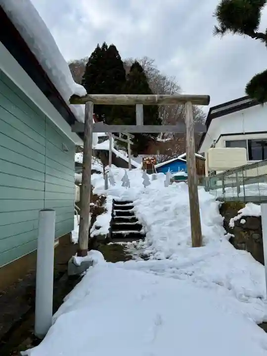 小谷石神社の{uncategorized: "未分類", other: "その他", undefined: "問題あり", building: "その他建物", grave: "お墓", sacred_gate: "鳥居", guardian: "狛犬", statue: "像", buddha: "仏像", history: "歴史", nature: "自然", garden: "庭園", animal: "動物", pagoda: "塔", temizu: "手水舎", mountain_gate: "山門・神門", sanctuary: "本殿・本堂", subordinate: "末社・摂社", art: "芸術", scenery: "景色", jizo: "地蔵", ema: "絵馬", goshuin: "御朱印", omikuji: "おみくじ", items: "授与品その他", amulet: "お守り", goshuincho: "御朱印帳", eats: "食事", festival: "お祭り", votive_dance: "神楽", shichigosan: "七五三参", wedding: "結婚式", experience: "体験その他", initially: "初詣", around: "周辺", anti_infection: "感染症対策"}