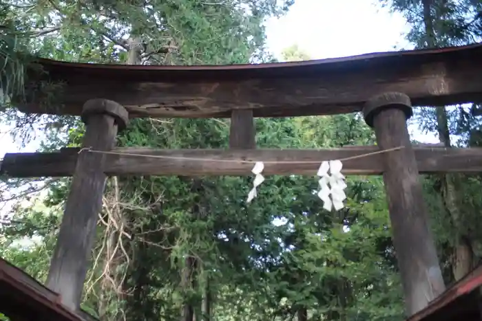 山梨岡神社の鳥居