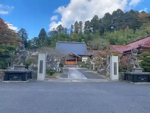 梅渓寺の山門