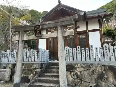 北野青龍神社／三森稲荷神社の{uncategorized: "未分類", other: "その他", undefined: "問題あり", building: "その他建物", grave: "お墓", sacred_gate: "鳥居", guardian: "狛犬", statue: "像", buddha: "仏像", history: "歴史", nature: "自然", garden: "庭園", animal: "動物", pagoda: "塔", temizu: "手水舎", mountain_gate: "山門・神門", sanctuary: "本殿・本堂", subordinate: "末社・摂社", art: "芸術", scenery: "景色", jizo: "地蔵", ema: "絵馬", goshuin: "御朱印", omikuji: "おみくじ", items: "授与品その他", amulet: "お守り", goshuincho: "御朱印帳", eats: "食事", festival: "お祭り", votive_dance: "神楽", shichigosan: "七五三参", wedding: "結婚式", experience: "体験その他", initially: "初詣", around: "周辺", anti_infection: "感染症対策"}