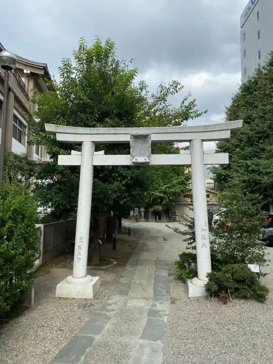被官稲荷神社の鳥居