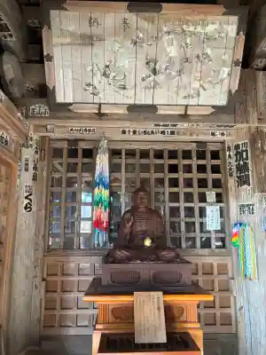 観音寺（寺山観音）の{uncategorized: "未分類", other: "その他", undefined: "問題あり", building: "その他建物", grave: "お墓", sacred_gate: "鳥居", guardian: "狛犬", statue: "像", buddha: "仏像", history: "歴史", nature: "自然", garden: "庭園", animal: "動物", pagoda: "塔", temizu: "手水舎", mountain_gate: "山門・神門", sanctuary: "本殿・本堂", subordinate: "末社・摂社", art: "芸術", scenery: "景色", jizo: "地蔵", ema: "絵馬", goshuin: "御朱印", omikuji: "おみくじ", items: "授与品その他", amulet: "お守り", goshuincho: "御朱印帳", eats: "食事", festival: "お祭り", votive_dance: "神楽", shichigosan: "七五三参", wedding: "結婚式", experience: "体験その他", initially: "初詣", around: "周辺", anti_infection: "感染症対策"}