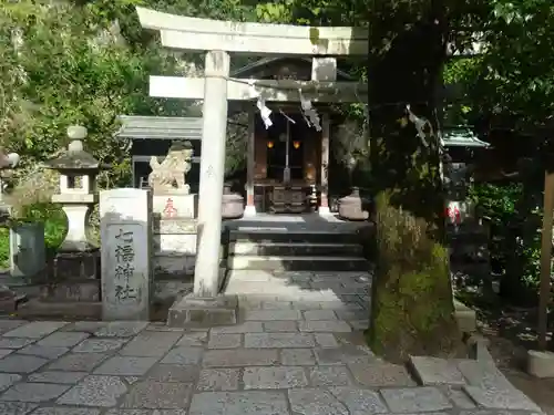 銭洗弁財天宇賀福神社の末社・摂社