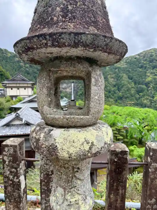青岸渡寺の{uncategorized: "未分類", other: "その他", undefined: "問題あり", building: "その他建物", grave: "お墓", sacred_gate: "鳥居", guardian: "狛犬", statue: "像", buddha: "仏像", history: "歴史", nature: "自然", garden: "庭園", animal: "動物", pagoda: "塔", temizu: "手水舎", mountain_gate: "山門・神門", sanctuary: "本殿・本堂", subordinate: "末社・摂社", art: "芸術", scenery: "景色", jizo: "地蔵", ema: "絵馬", goshuin: "御朱印", omikuji: "おみくじ", items: "授与品その他", amulet: "お守り", goshuincho: "御朱印帳", eats: "食事", festival: "お祭り", votive_dance: "神楽", shichigosan: "七五三参", wedding: "結婚式", experience: "体験その他", initially: "初詣", around: "周辺", anti_infection: "感染症対策"}