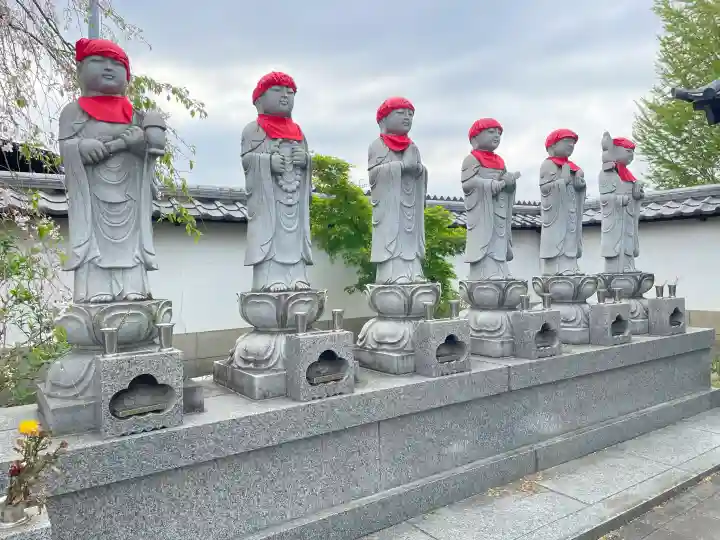 九品寺の{uncategorized: "未分類", other: "その他", undefined: "問題あり", building: "その他建物", grave: "お墓", sacred_gate: "鳥居", guardian: "狛犬", statue: "像", buddha: "仏像", history: "歴史", nature: "自然", garden: "庭園", animal: "動物", pagoda: "塔", temizu: "手水舎", mountain_gate: "山門・神門", sanctuary: "本殿・本堂", subordinate: "末社・摂社", art: "芸術", scenery: "景色", jizo: "地蔵", ema: "絵馬", goshuin: "御朱印", omikuji: "おみくじ", items: "授与品その他", amulet: "お守り", goshuincho: "御朱印帳", eats: "食事", festival: "お祭り", votive_dance: "神楽", shichigosan: "七五三参", wedding: "結婚式", experience: "体験その他", initially: "初詣", around: "周辺", anti_infection: "感染症対策"}