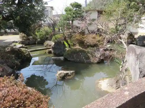 山梨岡神社の庭園