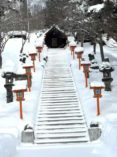夕張神社の{uncategorized: "未分類", other: "その他", undefined: "問題あり", building: "その他建物", grave: "お墓", sacred_gate: "鳥居", guardian: "狛犬", statue: "像", buddha: "仏像", history: "歴史", nature: "自然", garden: "庭園", animal: "動物", pagoda: "塔", temizu: "手水舎", mountain_gate: "山門・神門", sanctuary: "本殿・本堂", subordinate: "末社・摂社", art: "芸術", scenery: "景色", jizo: "地蔵", ema: "絵馬", goshuin: "御朱印", omikuji: "おみくじ", items: "授与品その他", amulet: "お守り", goshuincho: "御朱印帳", eats: "食事", festival: "お祭り", votive_dance: "神楽", shichigosan: "七五三参", wedding: "結婚式", experience: "体験その他", initially: "初詣", around: "周辺", anti_infection: "感染症対策"}